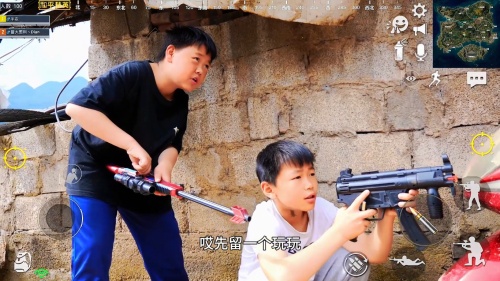 绝地求生真人版：沙漠遇到小姐姐，这个斜坡不好！