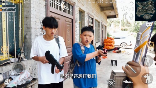 绝地求生真人版：沙漠遇到小姐姐，这个斜坡不好！