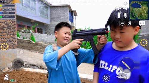 绝地求生真人版：沙漠遇到小姐姐，这个斜坡不好！