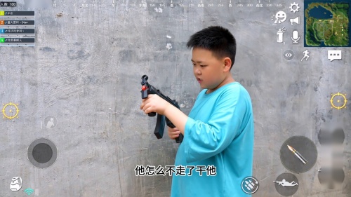 绝地求生真人版：沙漠遇到小姐姐，这个斜坡不好！