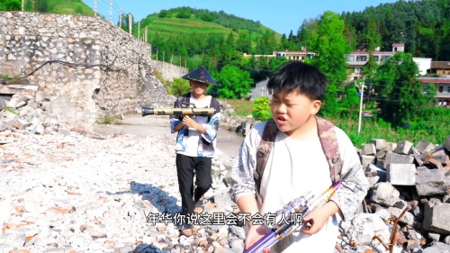 绝地求生真人版：沙漠遇到小姐姐，这个斜坡不好！