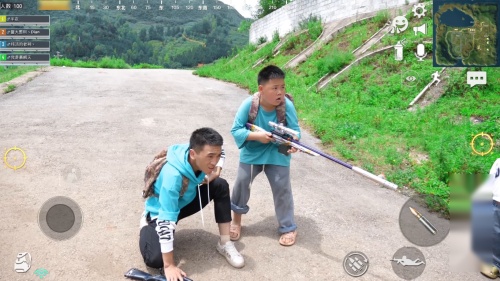 绝地求生真人版：沙漠遇到小姐姐，这个斜坡不好！