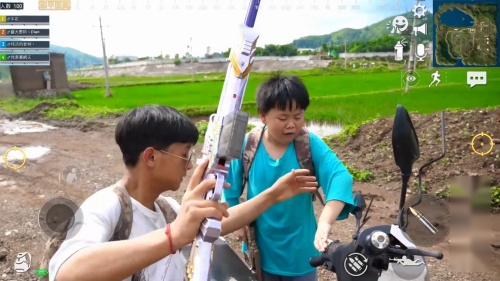 绝地求生真人版：沙漠遇到小姐姐，这个斜坡不好！