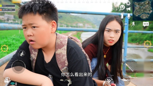 绝地求生真人版：沙漠遇到小姐姐，这个斜坡不好！