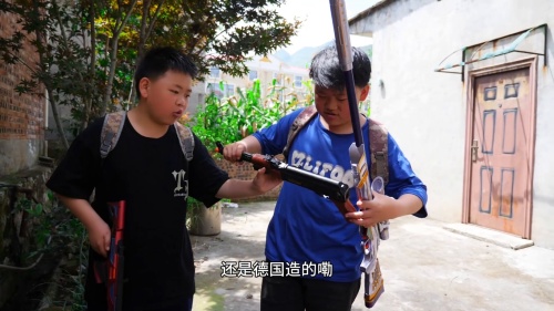 绝地求生真人版：沙漠遇到小姐姐，这个斜坡不好！
