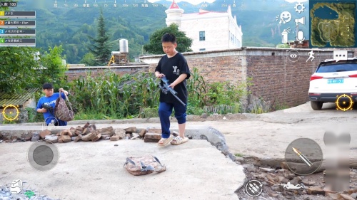 绝地求生真人版：沙漠遇到小姐姐，这个斜坡不好！