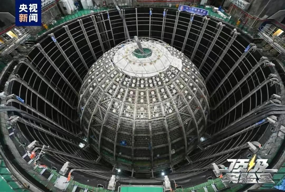 宇宙诞生之初的秘密：江门中微子实验装置逐渐揭开建筑面纱